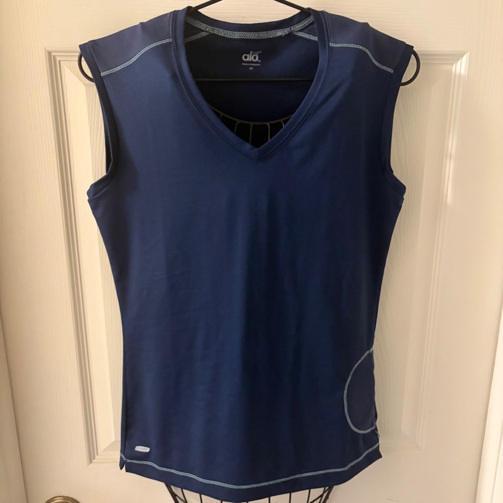 ALO CoolFit Tank Top Womens Medium Navy Blue V Neck Contrast Stitch Athletic